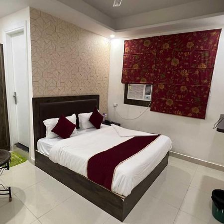 Hotel O Alpha Stay Új-Delhi Kültér fotó