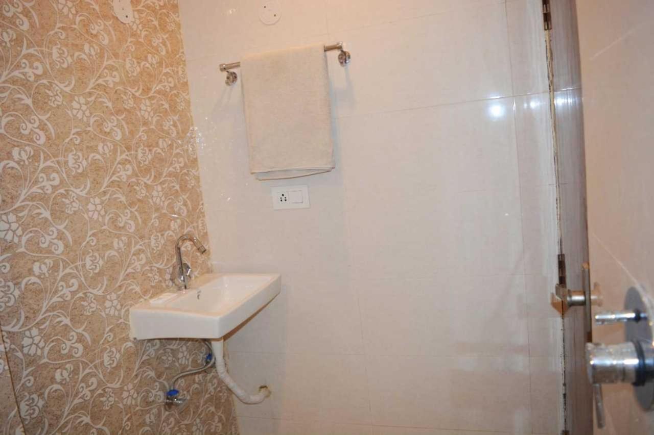 Hotel O Alpha Stay Új-Delhi Kültér fotó