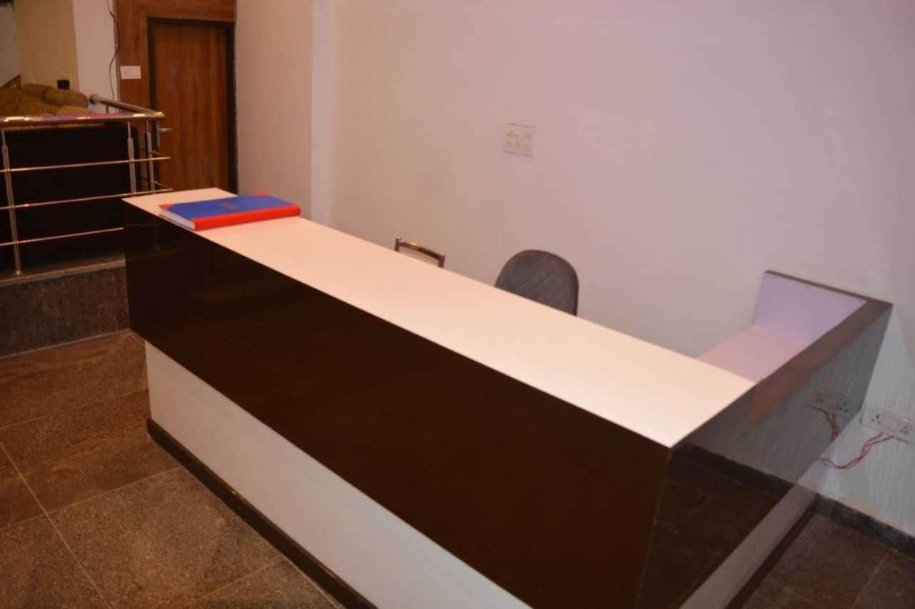 Hotel O Alpha Stay Új-Delhi Kültér fotó